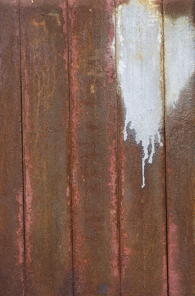 Grungy Red Wood con pintura en forma de corazón — Foto de Stock