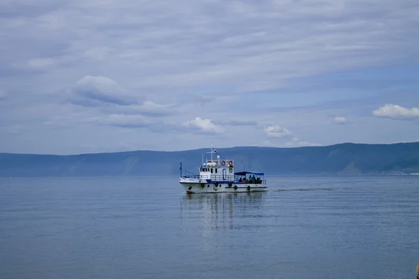 Ship into the lake — Stock Photo, Image