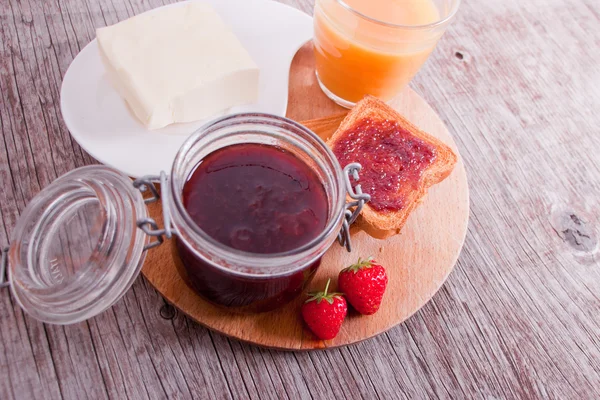 Włoskie śniadanie z dżemem, strawberies, masło i sok — Zdjęcie stockowe
