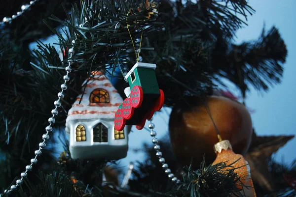 圣诞树上的木制蒸汽火车 农历新年 — 图库照片