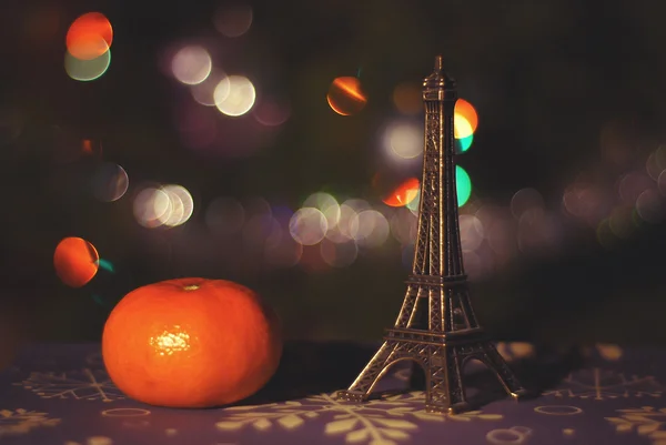 Эйфелева башня и апельсин, рождественская открытка — стоковое фото