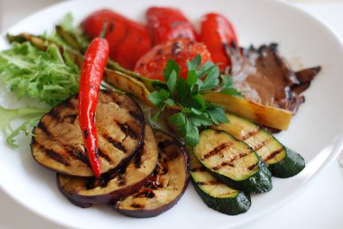 plaka üzerinde ızgara sebze