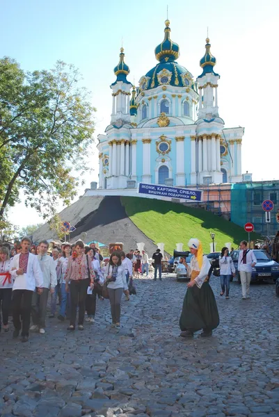 Veel Oekraïners parade in de buurt van st.-Andrieskerk, Onafhankelijkheidsdag — Stockfoto
