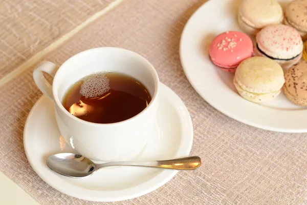 茶とカラフルな甘いマカロン — ストック写真