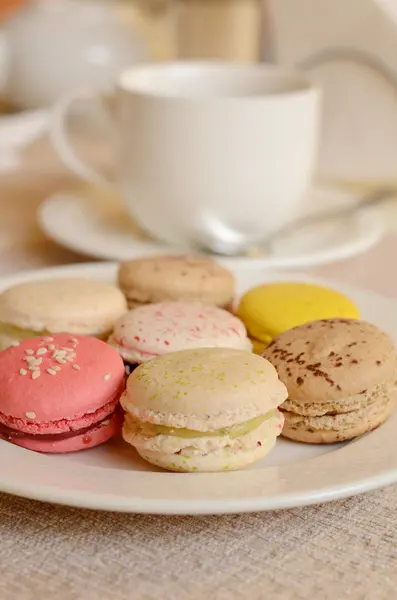 Colorido macarrón dulce con té —  Fotos de Stock