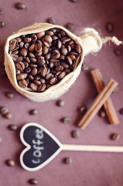 Granos de café en una bolsa — Foto de Stock