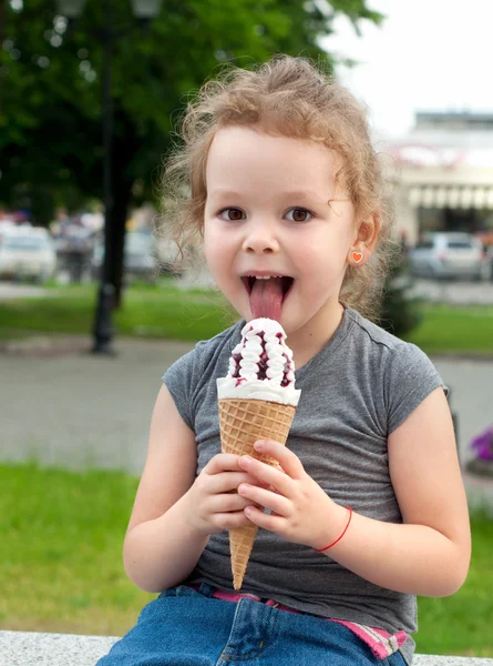 Beautiful little girl eats ice-cream in the summer — Stock Photo, Image