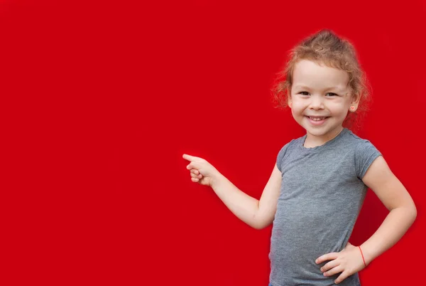 Mooie jeugd meisje presenteren kopie ruimte — Stockfoto