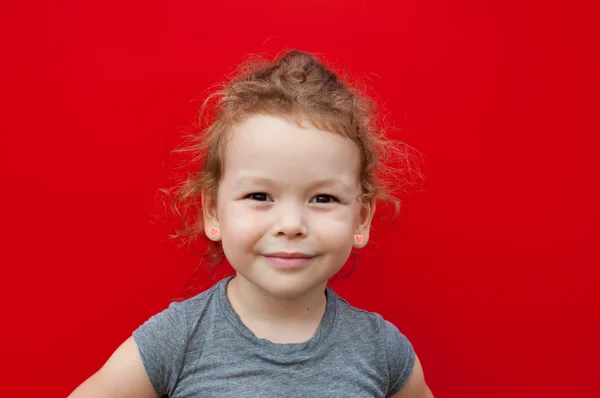 Glad liten tjej porträtt — Stockfoto