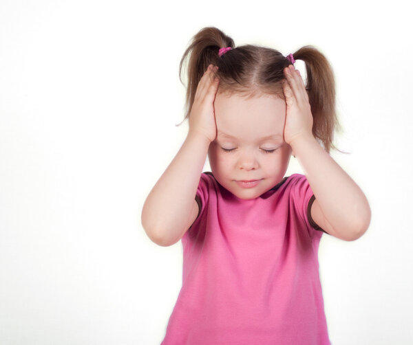Маленькая девочка держит голову
