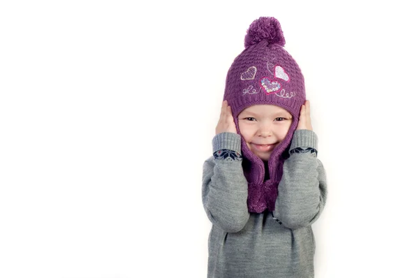 Küçük kız şapka ve kış giysileri — Stok fotoğraf