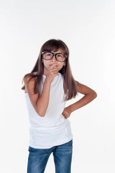 Ragazzina con gli occhiali pensando — Foto Stock