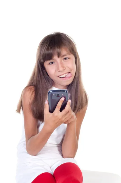 Bambina con smartphone con la lingua fuori — Foto Stock