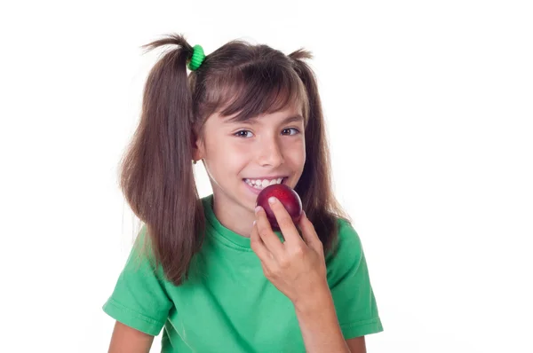 Una niña comiendo ciruela —  Fotos de Stock