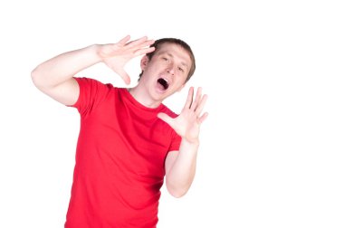 Çekici genç adam bağırıyor.