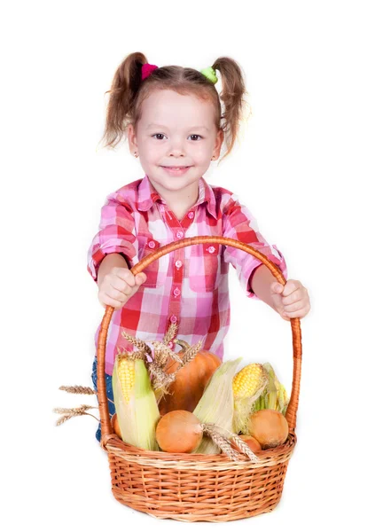 Kleines Mädchen mit Gemüsekorb — Stockfoto