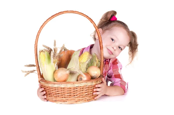 Petite fille avec panier de légumes — Photo