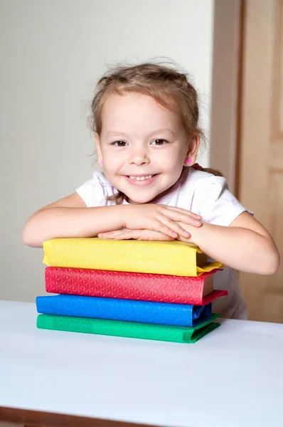 Ritratto ragazza carina con i libri — Foto Stock