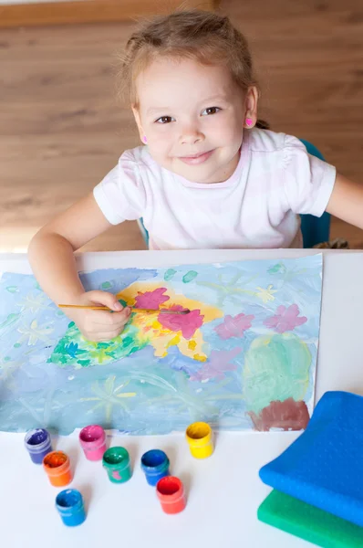 Kleines Mädchen malt mit Pinsel — Stockfoto