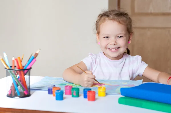 Pequeña linda chica pintura con pincel — Foto de Stock