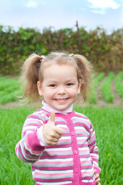 Petite fille mignonne sur la prairie — Photo