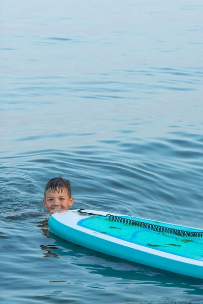 Шестилетний Мальчик Плавает Море Рядом Берегом Рядом Доской Sap Стоковая Картинка