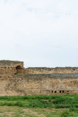 Körfezin kıyısındaki antik bir kale. Görkemli taş duvarlar, güzel kemerli kasalar, açık pencereler. Ukrayna. Belgorod - Dnestrovsky