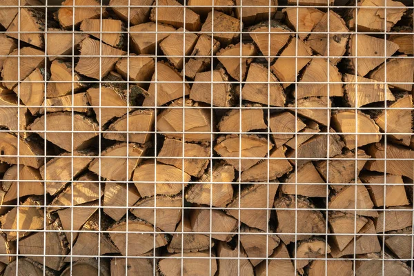 Kablo Örgüsünün Arkasında Düzgünce Istiflenmiş Ahşap Odun — Stok fotoğraf