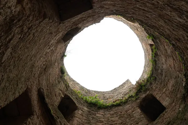 Körfezin kıyısındaki antik bir kale. Görkemli taş duvarlar, güzel kemerli kasalar, açık pencereler. Ukrayna. Belgorod - Dnestrovsky