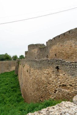Kale duvarı doğal taştan yapılmıştır. Antik kireç taşı. Yaratıcı klasik arka plan. Ukrayna. Belgorod - Dnestrovsky