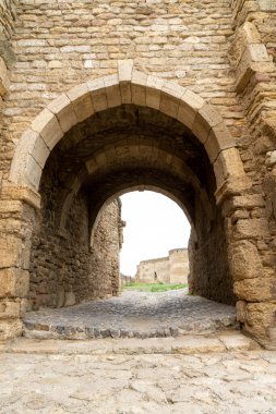 Körfezin kıyısındaki antik bir kale. Görkemli taş duvarlar, güzel kemerli kasalar, açık pencereler. Ukrayna. Belgorod - Dnestrovsky