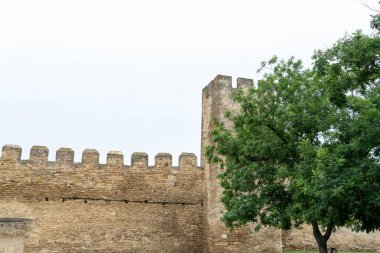 Körfezin kıyısındaki antik bir kale. Görkemli taş duvarlar, güzel kemerli kasalar, açık pencereler. Ukrayna. Belgorod - Dnestrovsky