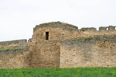 Körfezin kıyısındaki antik bir kale. Görkemli taş duvarlar, güzel kemerli kasalar, açık pencereler. Ukrayna. Belgorod - Dnestrovsky