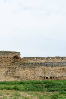 Körfezin kıyısındaki antik bir kale. Görkemli taş duvarlar, güzel kemerli kasalar, açık pencereler. Ukrayna. Belgorod - Dnestrovsky