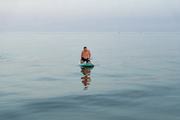 Ένας 50Χρονος Άντρας Παρασύρεται Μια Σανίδα Σούπας Στη Θάλασσα Μετά — Φωτογραφία Αρχείου