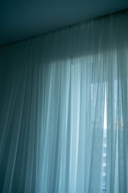 Güneşin doğuşunda beyaz perdeler. Yaratıcı vintage arkaplan.