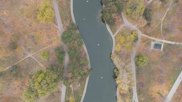 Paseos y senderos en el parque de la ciudad en otoño. Caída de hojas en el parque. Lago de otoño. Vista aérea. —  Fotos de Stock