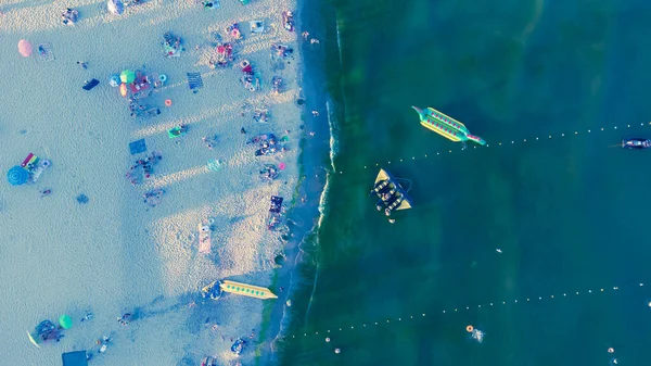 Morze Piaszczysta Plaża Ludźmi Odpoczywającymi Wschodzie Słońca Lecie Widok Lotu — Zdjęcie stockowe