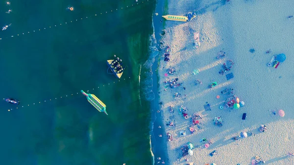 Morze Piaszczysta Plaża Ludźmi Odpoczywającymi Wschodzie Słońca Lecie Widok Lotu — Zdjęcie stockowe