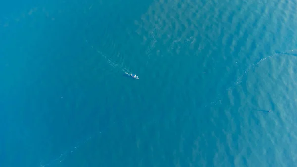 Yazın deniz suyu ve tekne manzarası.