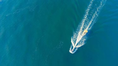 Yazın deniz suyu ve tekne manzarası.