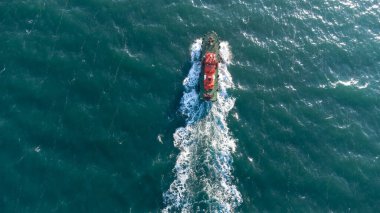 Yazın deniz suyu ve tekne manzarası.