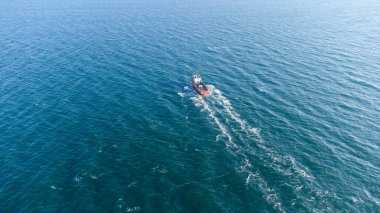 Yazın deniz suyu ve tekne manzarası.