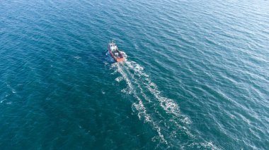 Yazın deniz suyu ve tekne manzarası.
