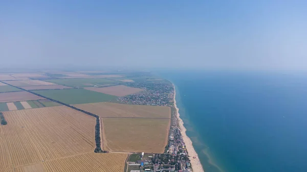 Ladang Gandum Musim Panas Oleh Laut Setelah Panen Tampilan Udara — Stok Foto
