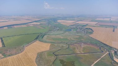 Yazın hasattan sonra deniz kenarında buğday tarlası. Hava görünümü.
