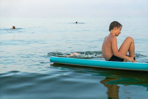 Ένα Αγόρι Ετών Κολυμπάει Μια Σανίδα Sup Στη Θάλασσα Μετά — Φωτογραφία Αρχείου