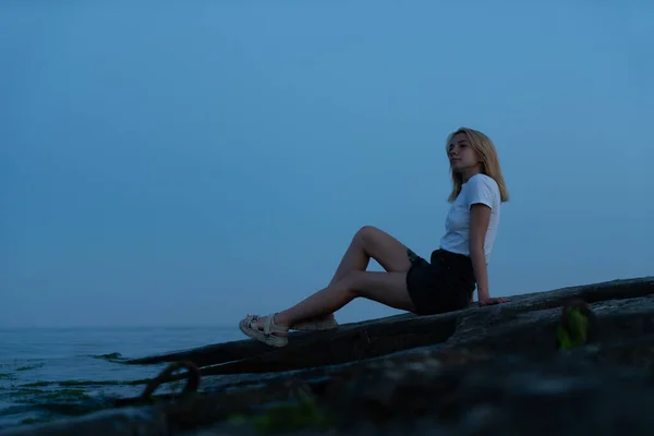 Young Blonde Woman Rocky Seashore Sunset Odessa Ukraine — Stock Photo, Image