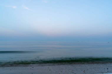 Gün batımından sonra güzel deniz kıyıları. Odessa 'da. Ukrayna.