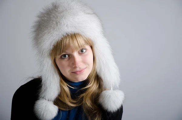 Lány egy szőr kalap a medve — Stock Fotó